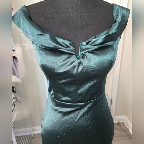 NWT Teeze Me Juniors' Off the Shoulder Satin Gown - Picture 2 of 9